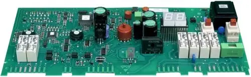 Regelungsplatine mit verschiedenen elektrischen Komponenten, auf grünem PCB, verwendet in Wolf-Produkten. Sichtbare Relais, Kondensatoren und Anzeigeelemente.